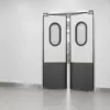 Жесткая маятниковая распашная дверь двустворчатая из сэндвич панелей 240*170